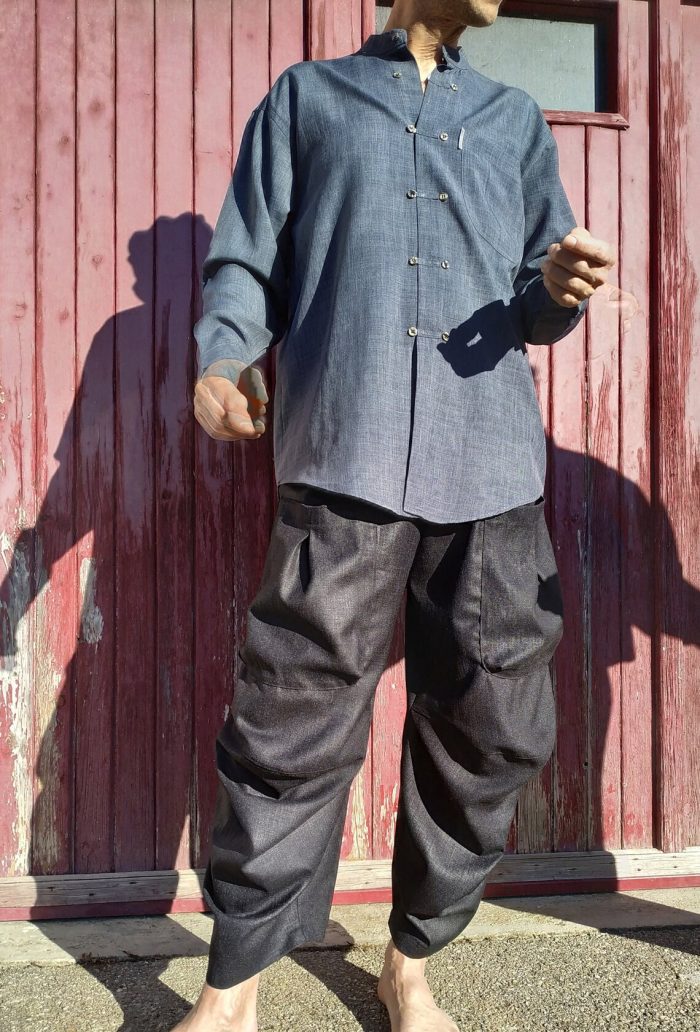 Loose-fitting Mojave trousers featuring an elastic waistband, side pockets, and ankle-length wide legs, shown in lightweight linen.