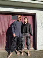 Loose-fitting Mojave trousers featuring an elastic waistband, side pockets, and ankle-length wide legs, shown in lightweight linen.