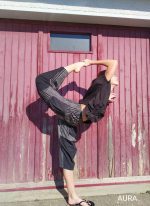 Loose-fitting Mojave trousers featuring an elastic waistband, side pockets, and ankle-length wide legs, shown in lightweight linen.