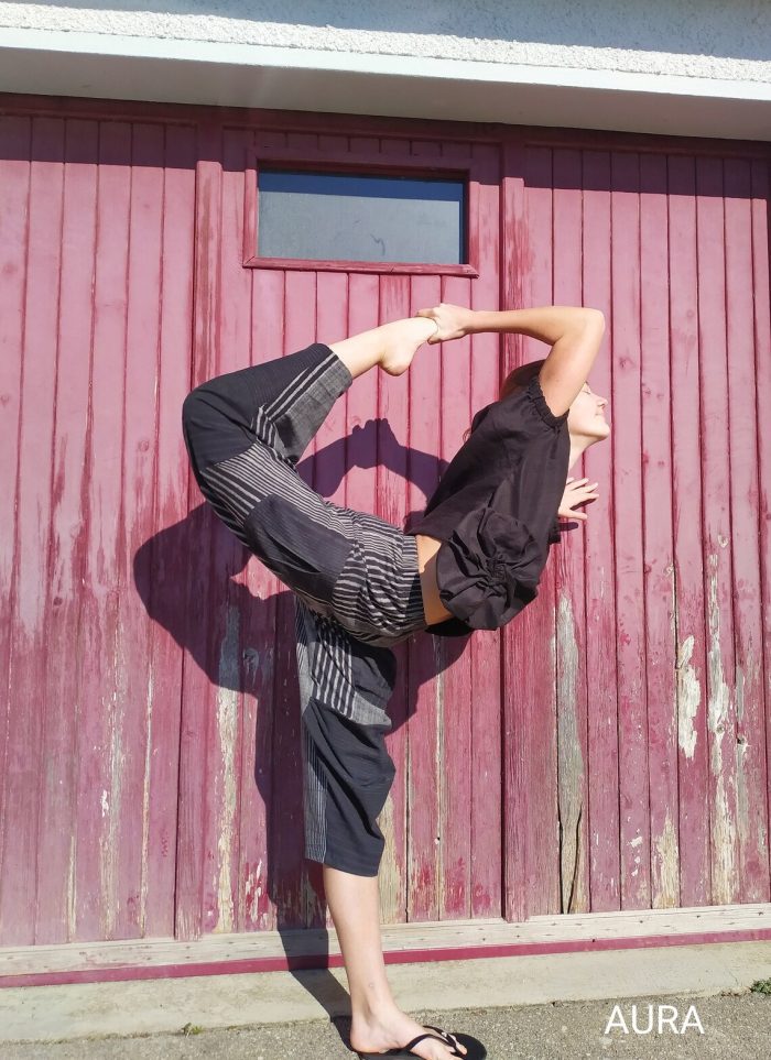 Loose-fitting Mojave trousers featuring an elastic waistband, side pockets, and ankle-length wide legs, shown in lightweight linen.