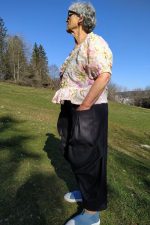 Loose-fitting Mojave trousers featuring an elastic waistband, side pockets, and ankle-length wide legs, shown in lightweight linen.